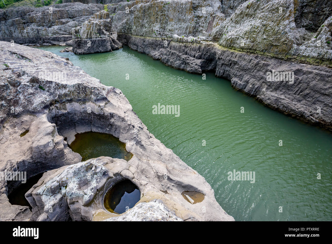 Molla diurna vista presa all'incredibile Devil's Canyon fenomeno naturale in Bulgaria, noto anche come Sheytan Derôme vicino Studen Kladenetz nel serbatoio Foto Stock