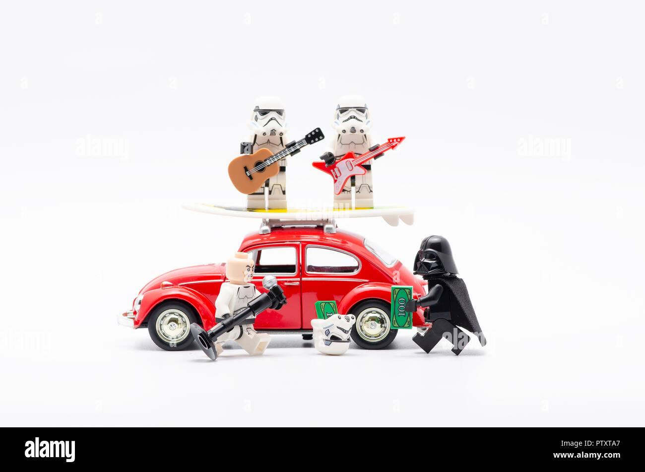 Lego Darth Vader dare soldi a storm troopers cantando e due di loro a suonare la chitarra sul tetto del veicolo. Foto Stock