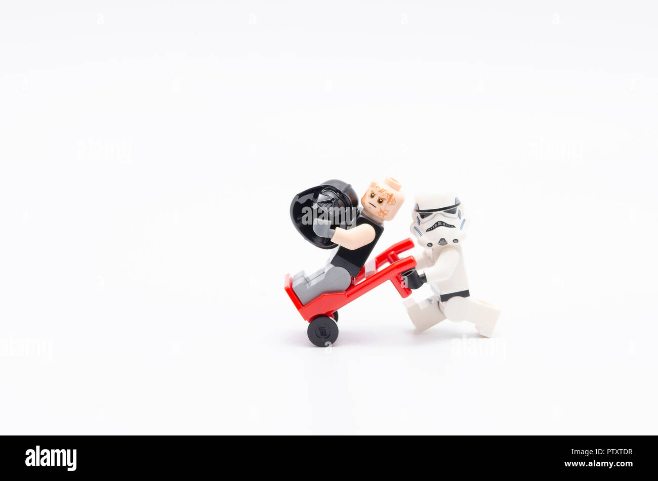 Lego Darth Vader seduto sul carrello con Storm Trooper spingendolo. Foto Stock