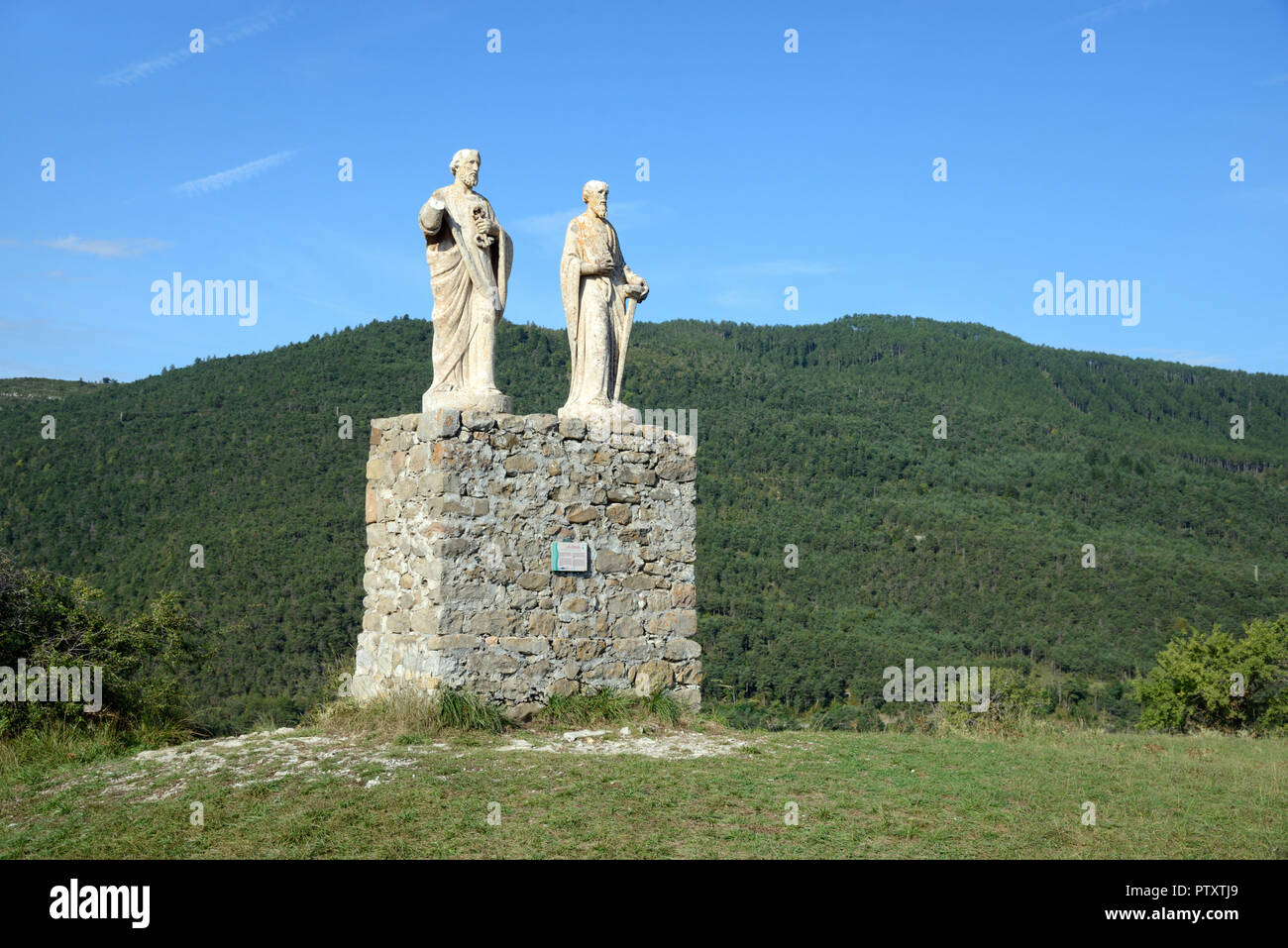 Sculture o statue di San Pietro e San Paolo (1891) sopra la città di Saint André-les-Alpes Alpes-de-Haute-Provence Provence Francia Foto Stock