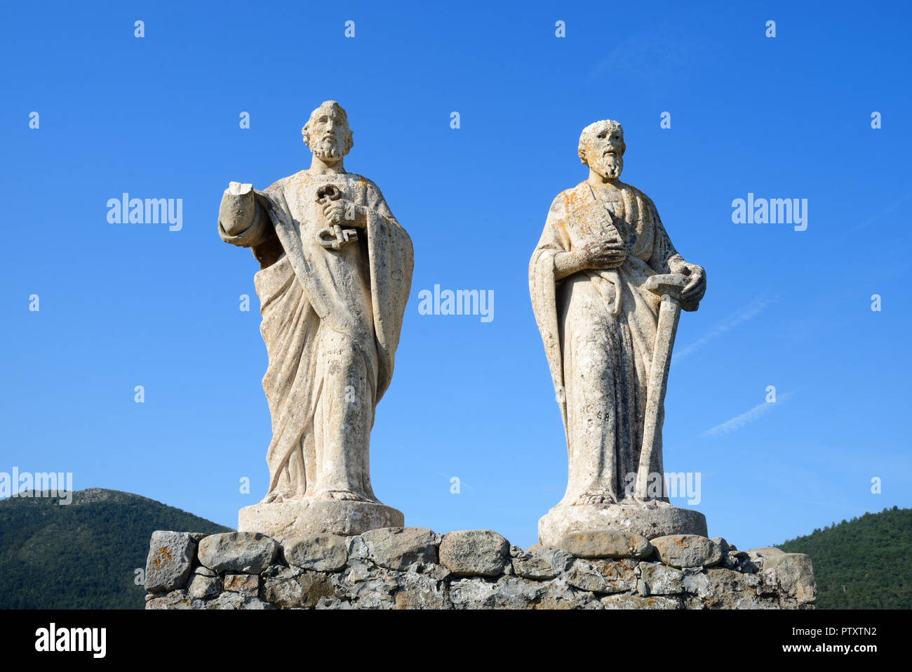 Sculture o statue di San Pietro e San Paolo (1891) sopra la città di Saint André-les-Alpes Alpes-de-Haute-Provence Provence Francia Foto Stock