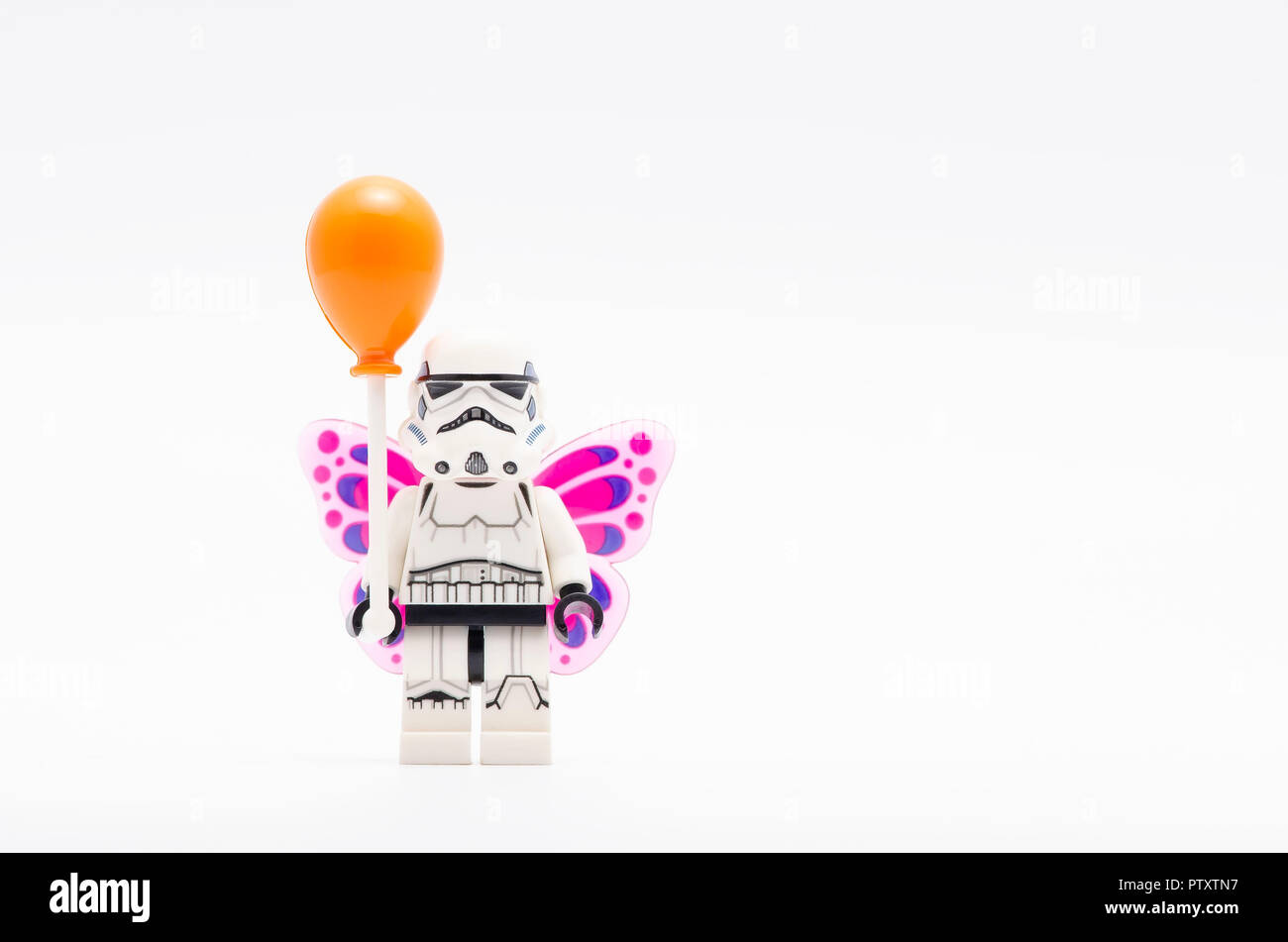 Lego storm troopers indossando un ala e tenendo un palloncino. Foto Stock