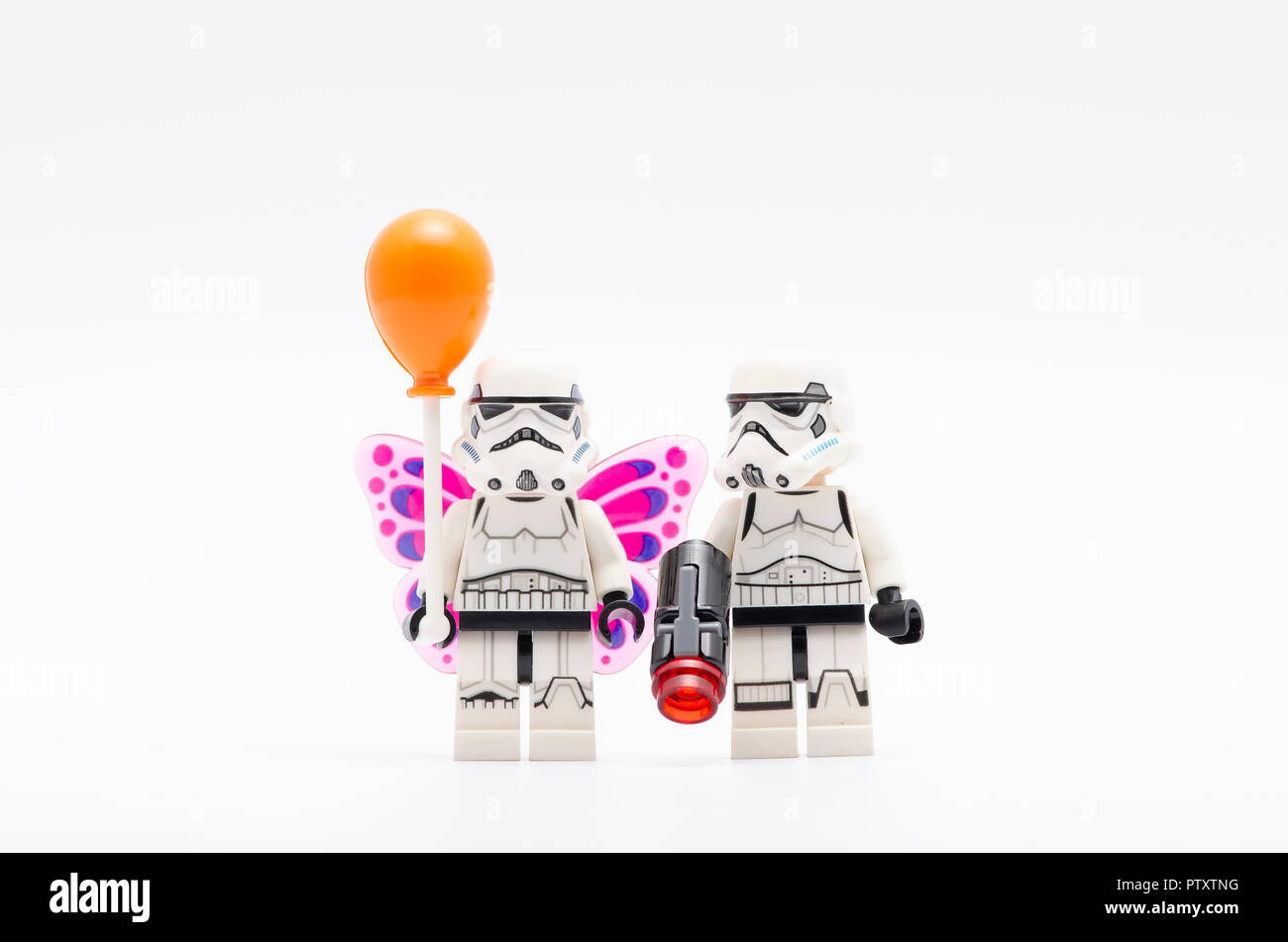 Lego storm troopers uno di loro indossa ala e tenendo un palloncino. Foto Stock