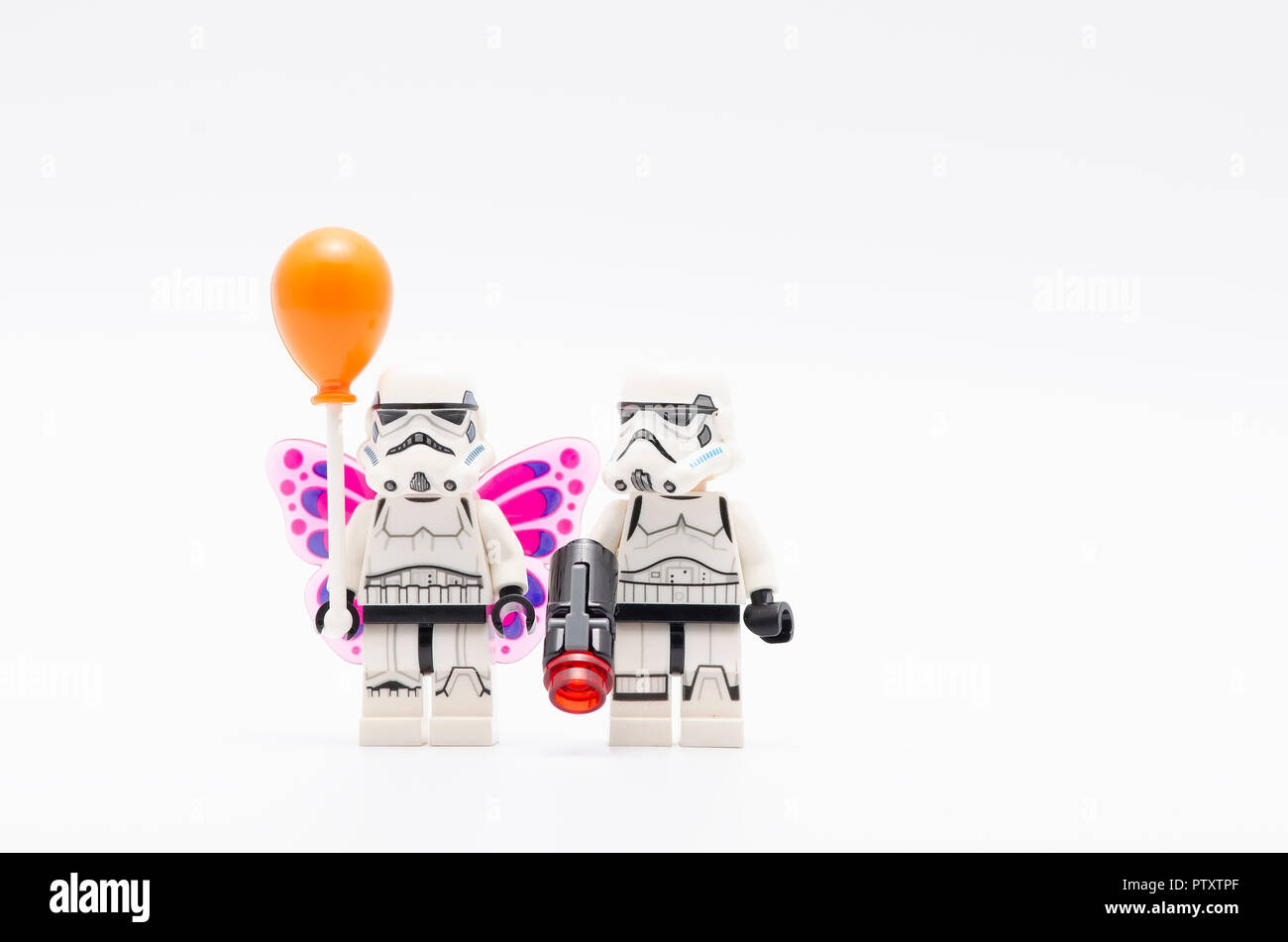 Lego storm troopers uno di loro indossa ala e tenendo un palloncino. Foto Stock