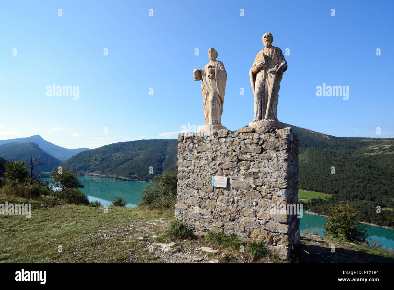 Le statue dei Santi Pietro e Paolo (1891) sopra il lago di Castillon nella valle del Verdon & Regional Park Saint André-les-Alpes Alpes-de-Haute-Provence Francia Foto Stock