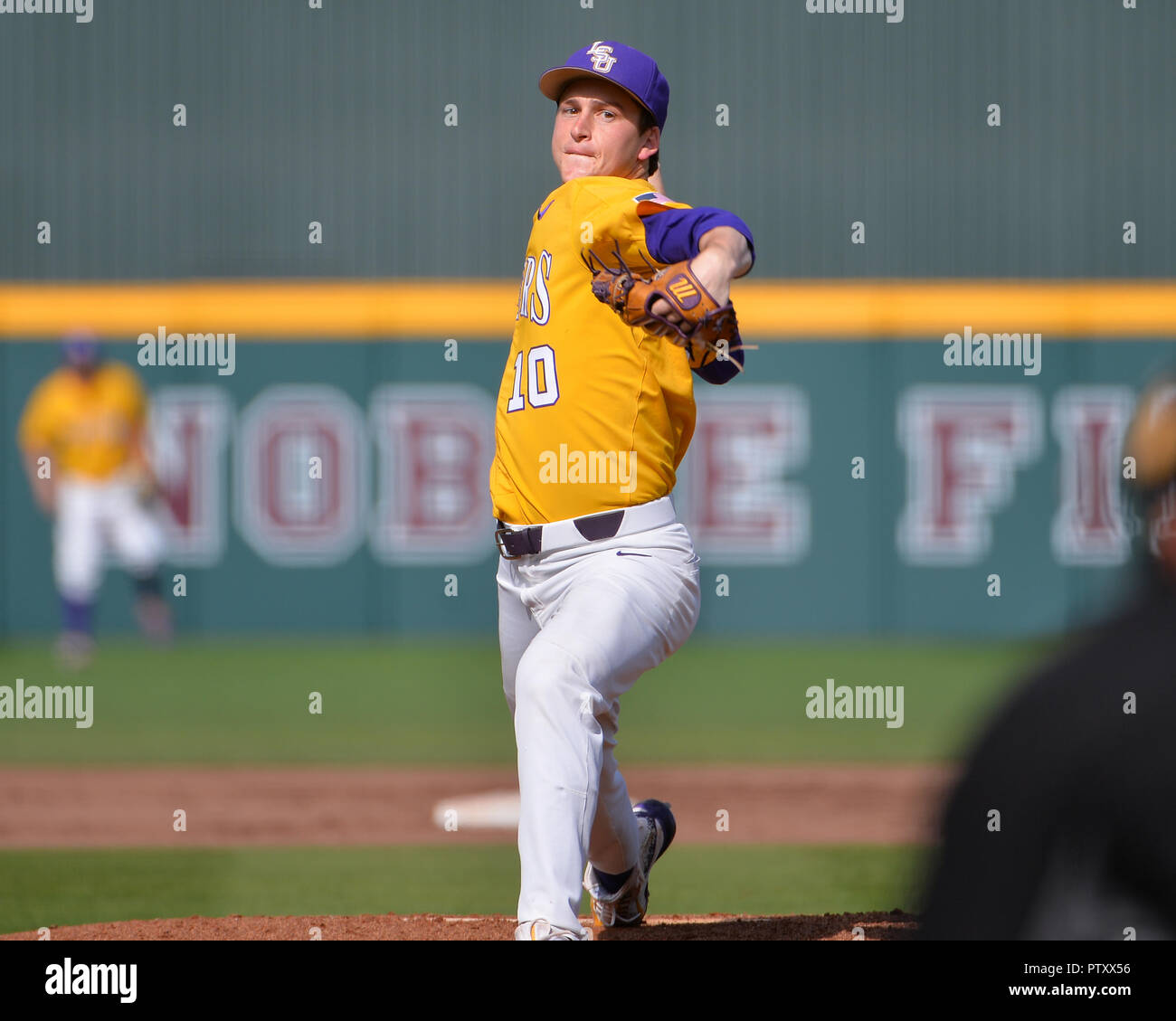 La Mississippi, Stati Uniti d'America. 30 Mar, 2019. La LSU lanciatore, Eric Walker (10), in azione durante il NCAA baseball gioco tra il Tigri LSU e la Mississippi State Bulldogs a Dudy campo nobile di Starkville. La LSU sconfitto lo stato del Mississippi, 11-2. Kevin Langley/Sports South Media/CSM/Alamy Live News Foto Stock