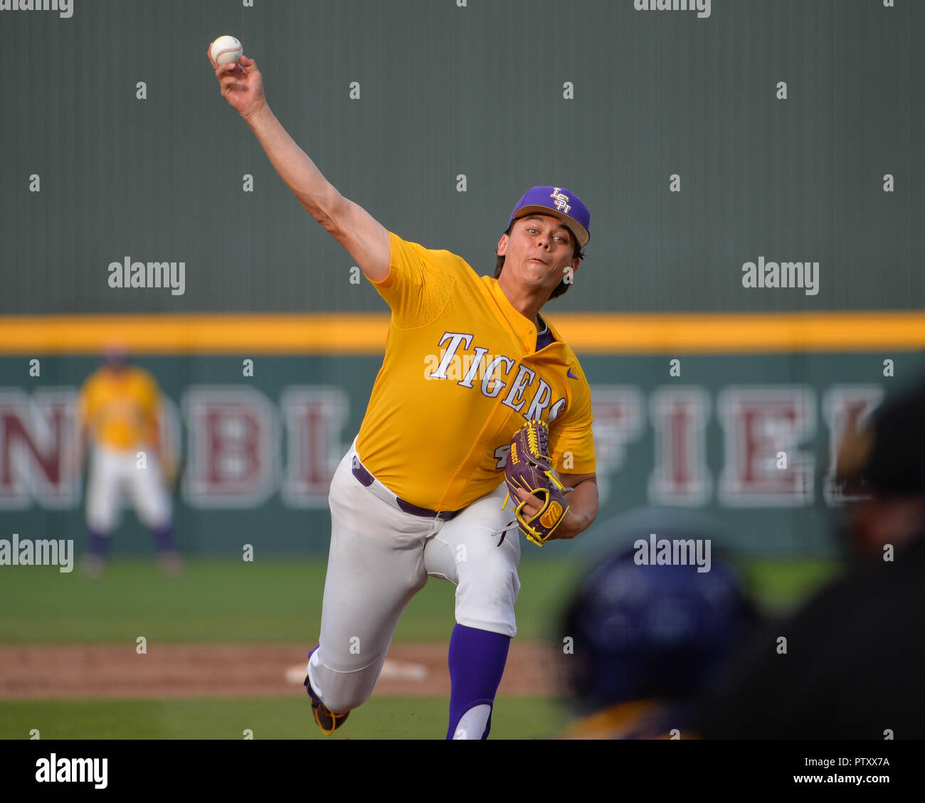 La Mississippi, Stati Uniti d'America. 30 Mar, 2019. La LSU lanciatore, Todd Peterson (43), in azione durante il NCAA baseball gioco tra il Tigri LSU e la Mississippi State Bulldogs a Dudy campo nobile di Starkville. La LSU sconfitto lo stato del Mississippi, 11-2. Kevin Langley/Sports South Media/CSM/Alamy Live News Foto Stock