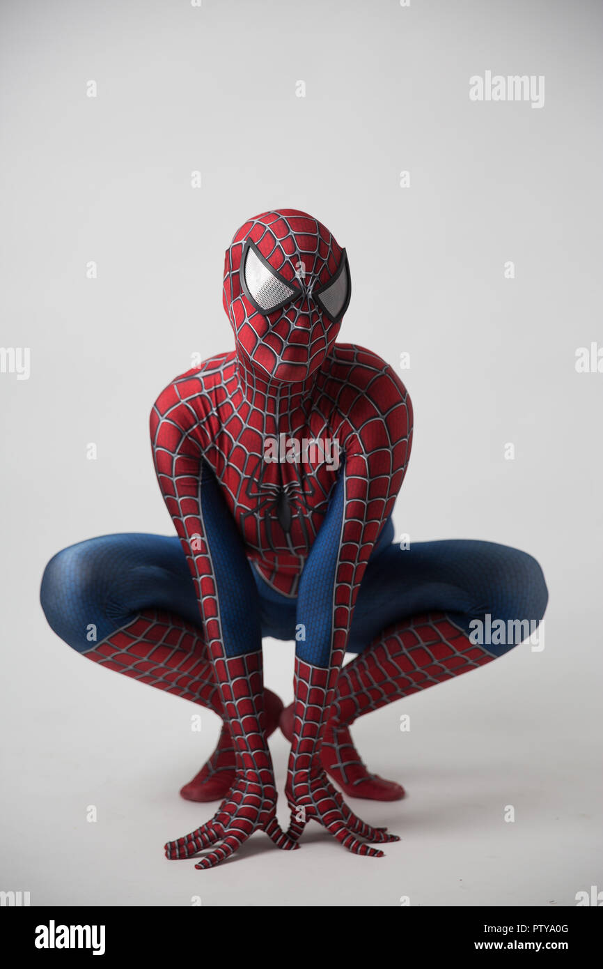 Central, Hong Kong - 19 August 2018: un uomo cosplaying il famoso fumetto Marvel personaggio - Spiderman e in posa per scattare le foto. Foto Stock