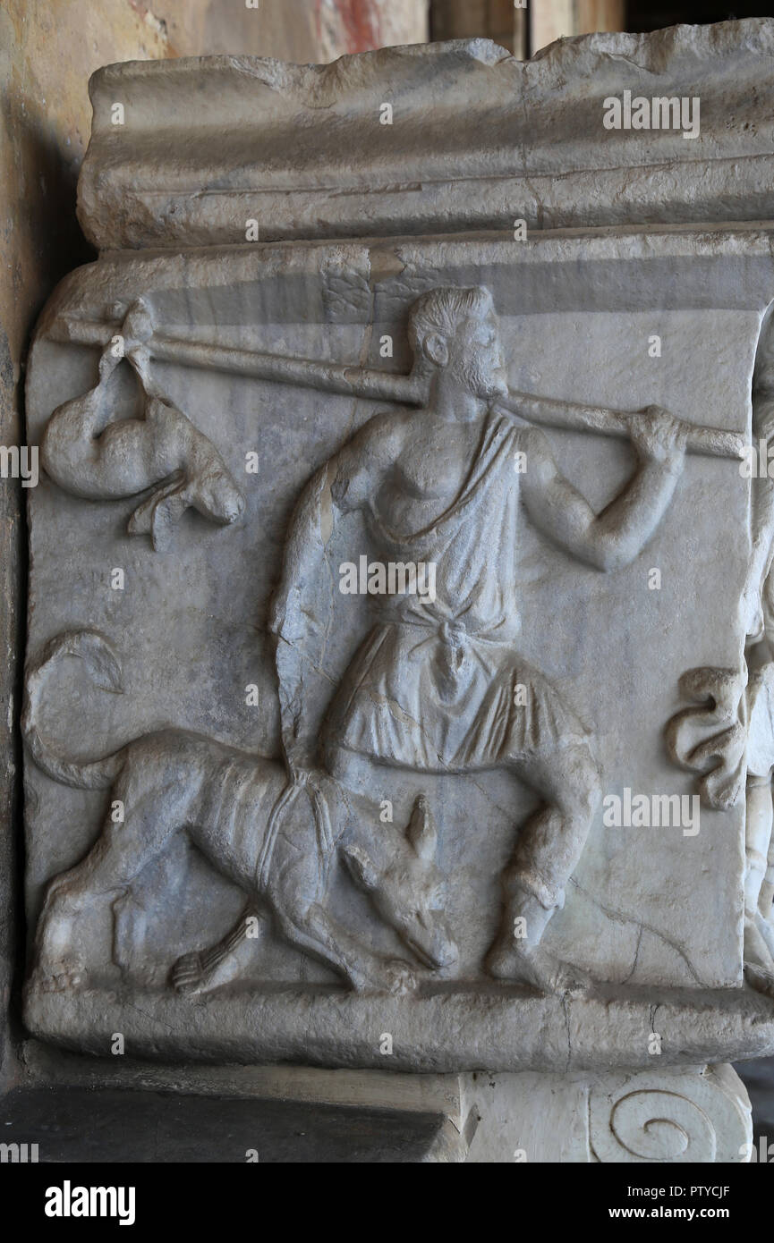 L'Italia. Pisa. Il Camposanto. Sarcofago romano con una scena di caccia Caledonia. Pannello laterale sinistro. Il marmo. 290-295 CE. Foto Stock