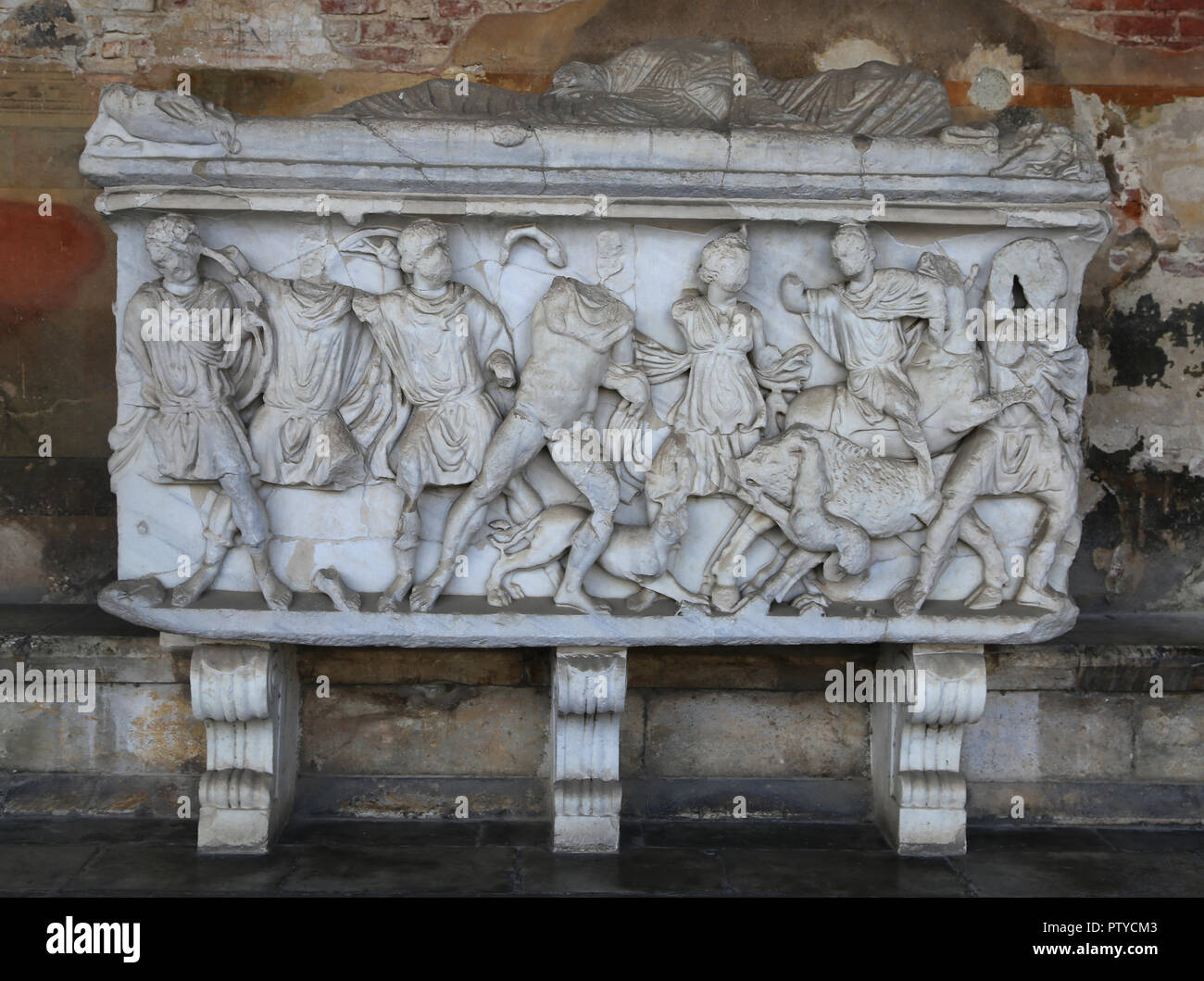 L'Italia. Pisa. Il Camposanto. Sarcofago romano con una scena di caccia Caledonia. Pannello anteriore. Il marmo. 290-295 CE. Foto Stock