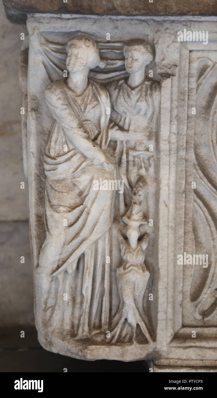 Sarcofago romano. Strigilated ornamento. Eros e Pyche e ritratti di donne all'angolo. 3° C. Annuncio. Dettaglio. Foto Stock
