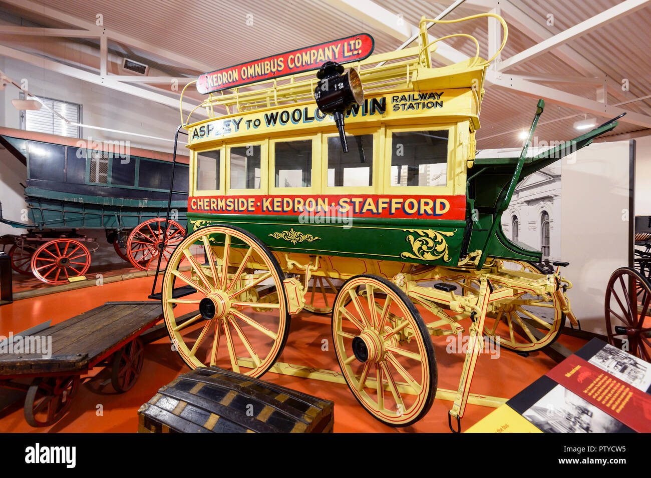 Vecchio Omnibus sul display al Cobb & Co Museum di Toowoomba, Sud del Queensland, QLD, Australia Foto Stock