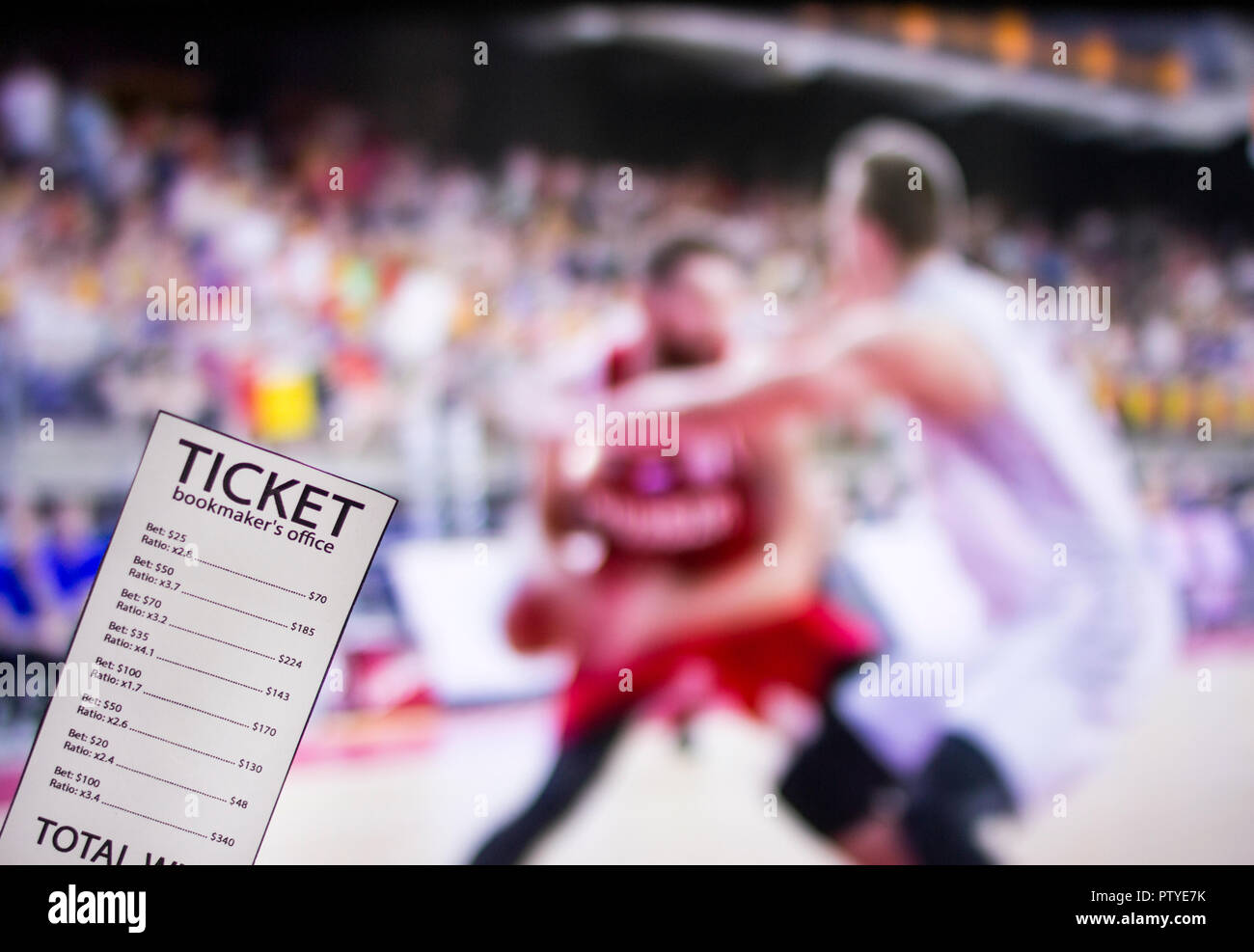 Biglietto di bookmaker sullo sfondo di una TV sul quale il basket è mostrato Foto Stock