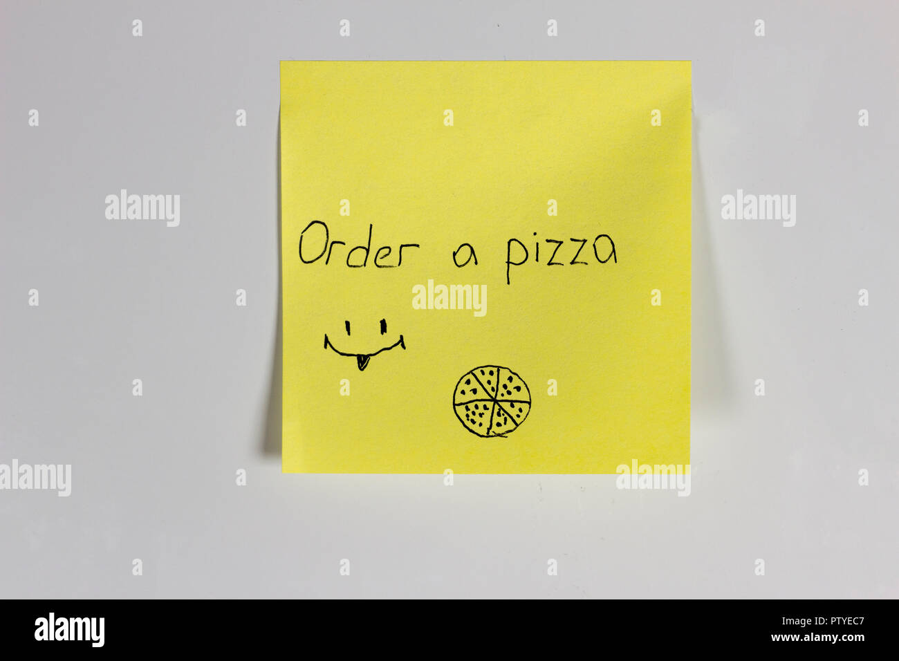 Adesivo giallo sullo sportello del frigorifero con la scritta Pizza Foto Stock