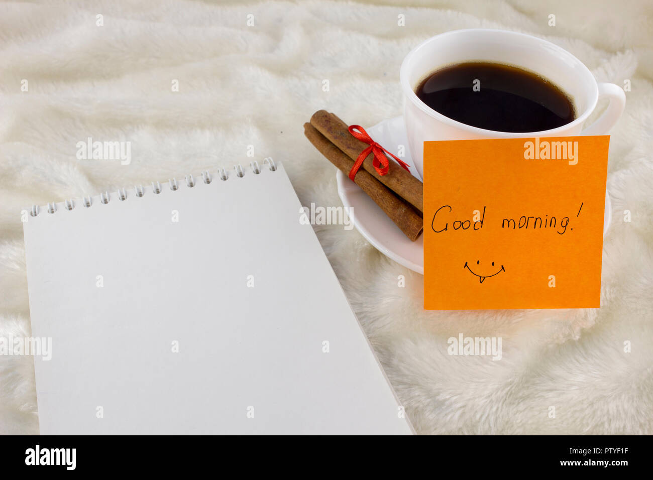 Caffè cannella adesivo con un iscrizione buongiorno Foto Stock