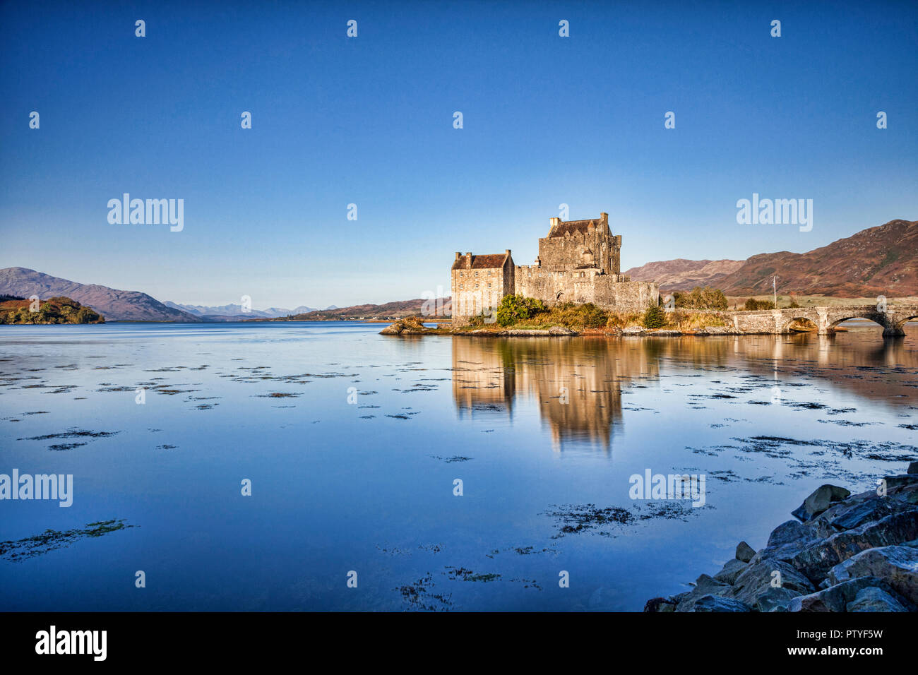 La mattina presto a Castello Eilean Donan, Highland, Scotland, Regno Unito Foto Stock