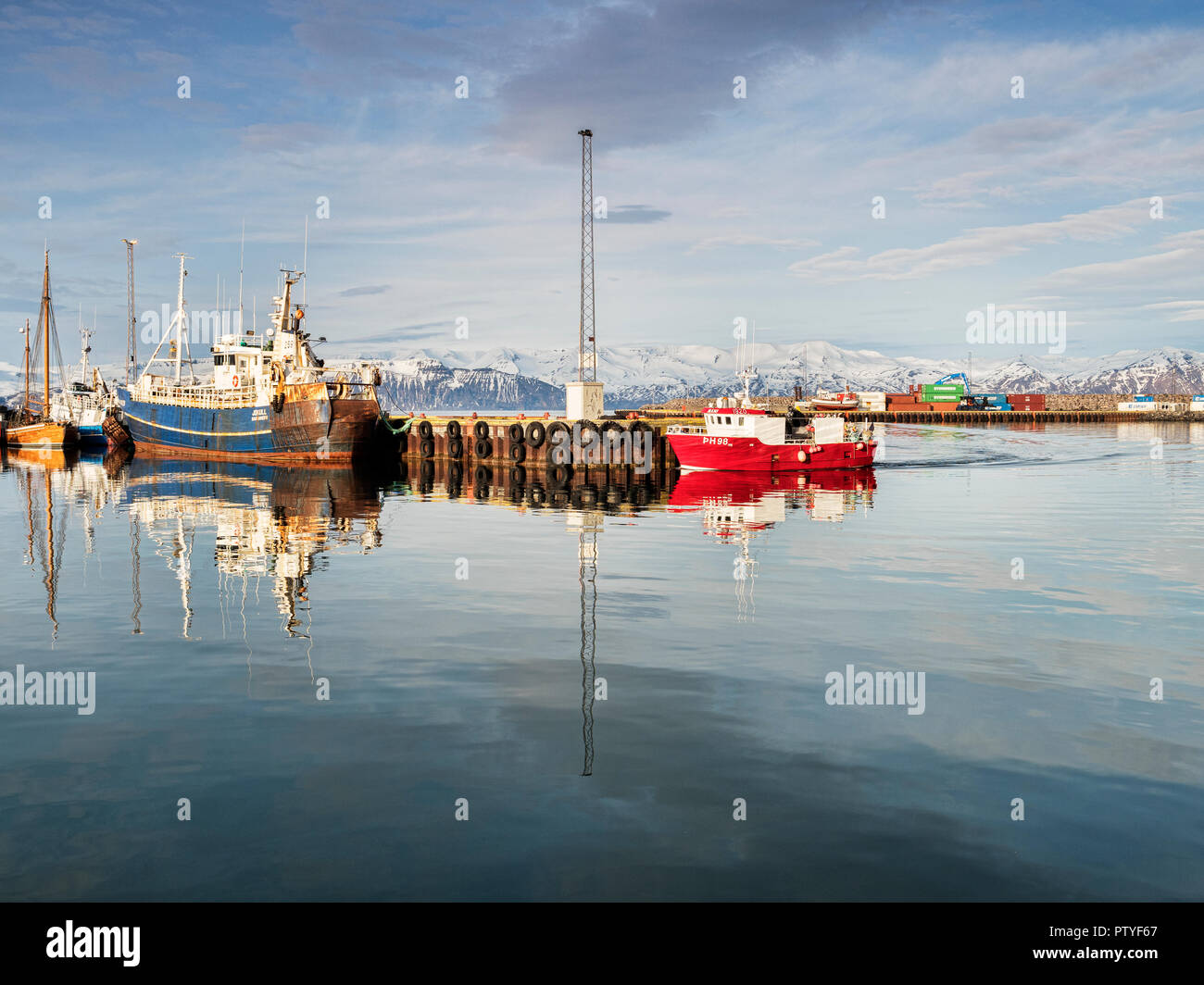 13 Aprile 2014:Husavik Nord Islanda - il porto e le barche da pesca in una bella mattina di primavera. Foto Stock