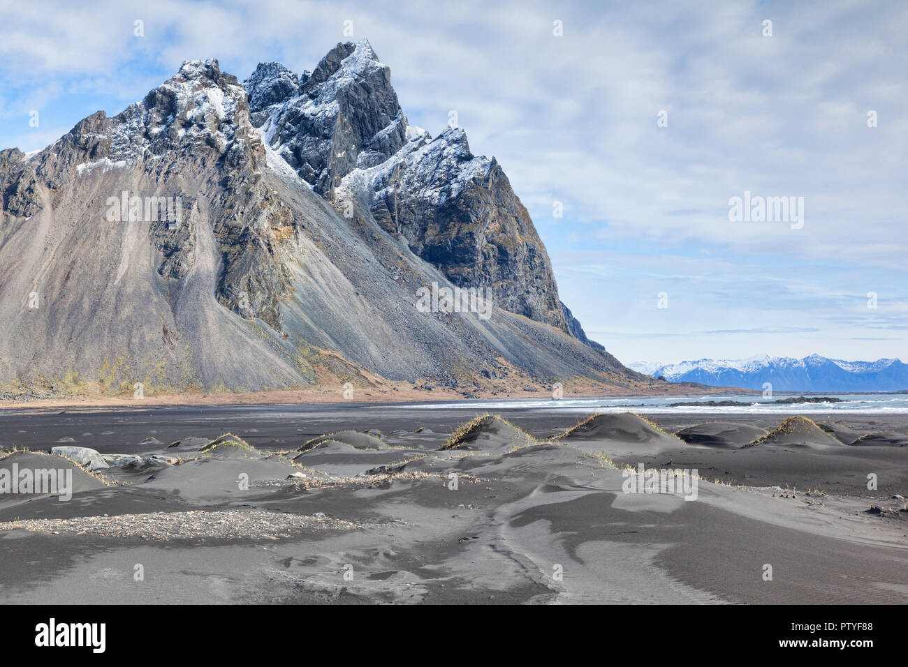 Vestrahorn o Vesturhorn Mountain, a sud dell'Islanda, si vede attraverso il nero dune di sabbia a Stokksnes. Foto Stock