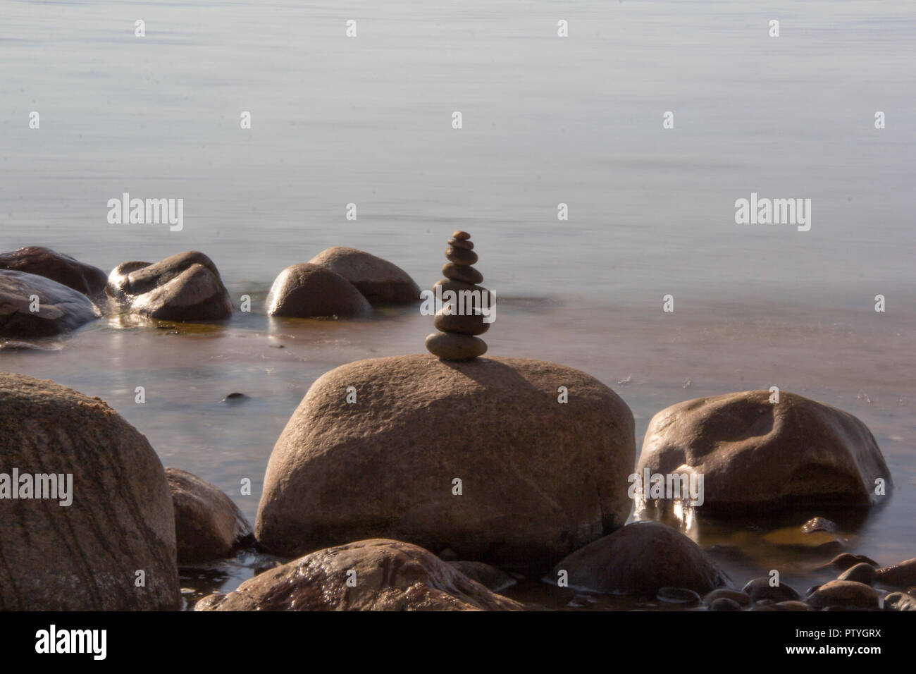 Equilibrio di pietre su uno sfondo di mare. La calma e la meditazione. Concetto di equilibrio e di armonia. Foto Stock
