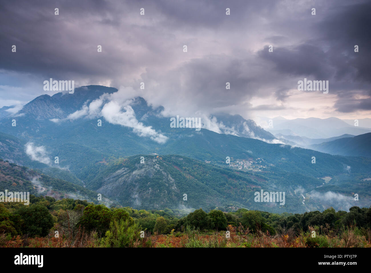 Montagne di Corsica coperto di nuvole drammatico Foto Stock