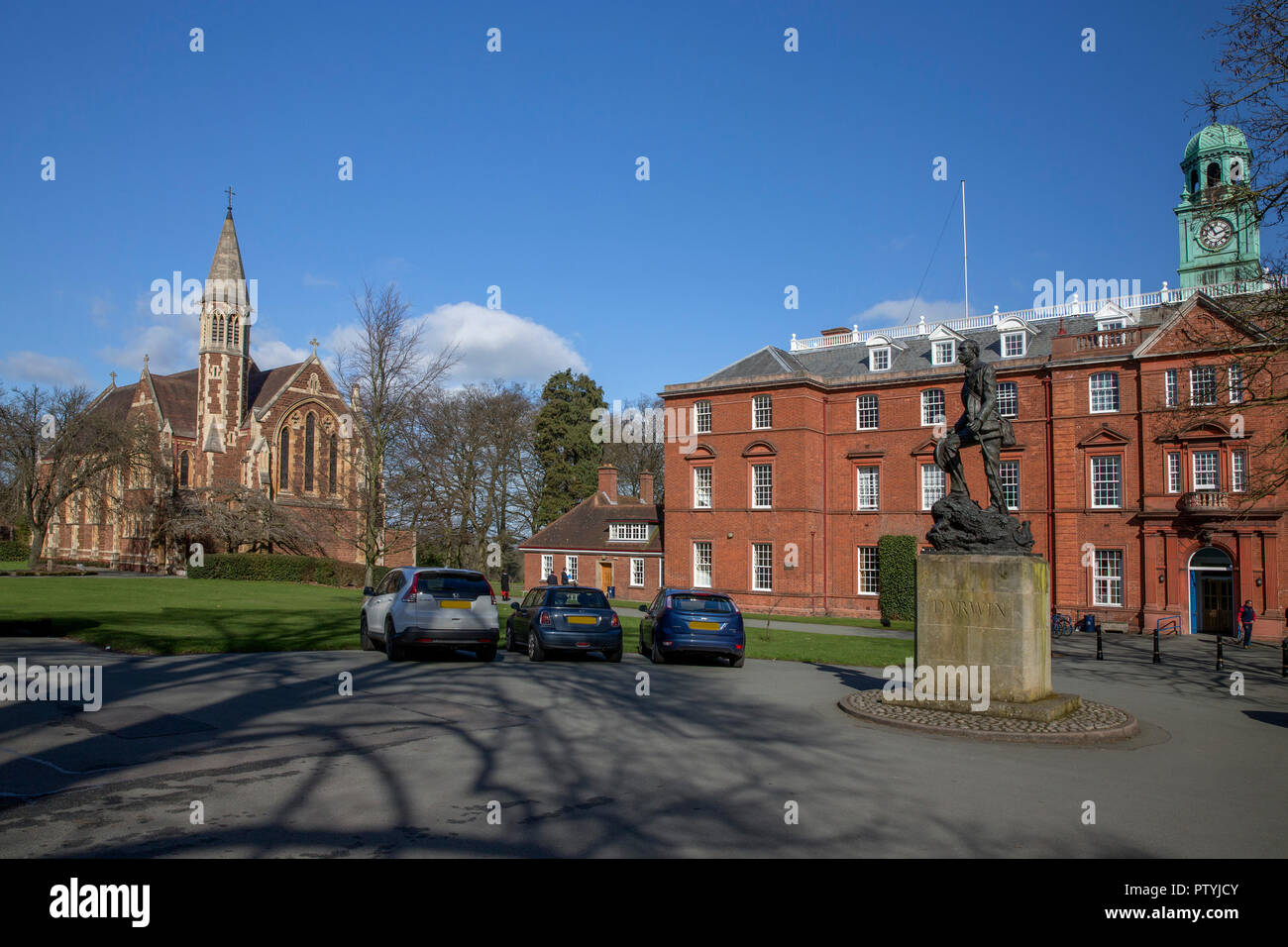 Charles Darwin statua, edificio principale, cappella, Shrewsbury School, Shrewsbury, Shropshire, Inghilterra, Regno Unito, GB, Foto Stock