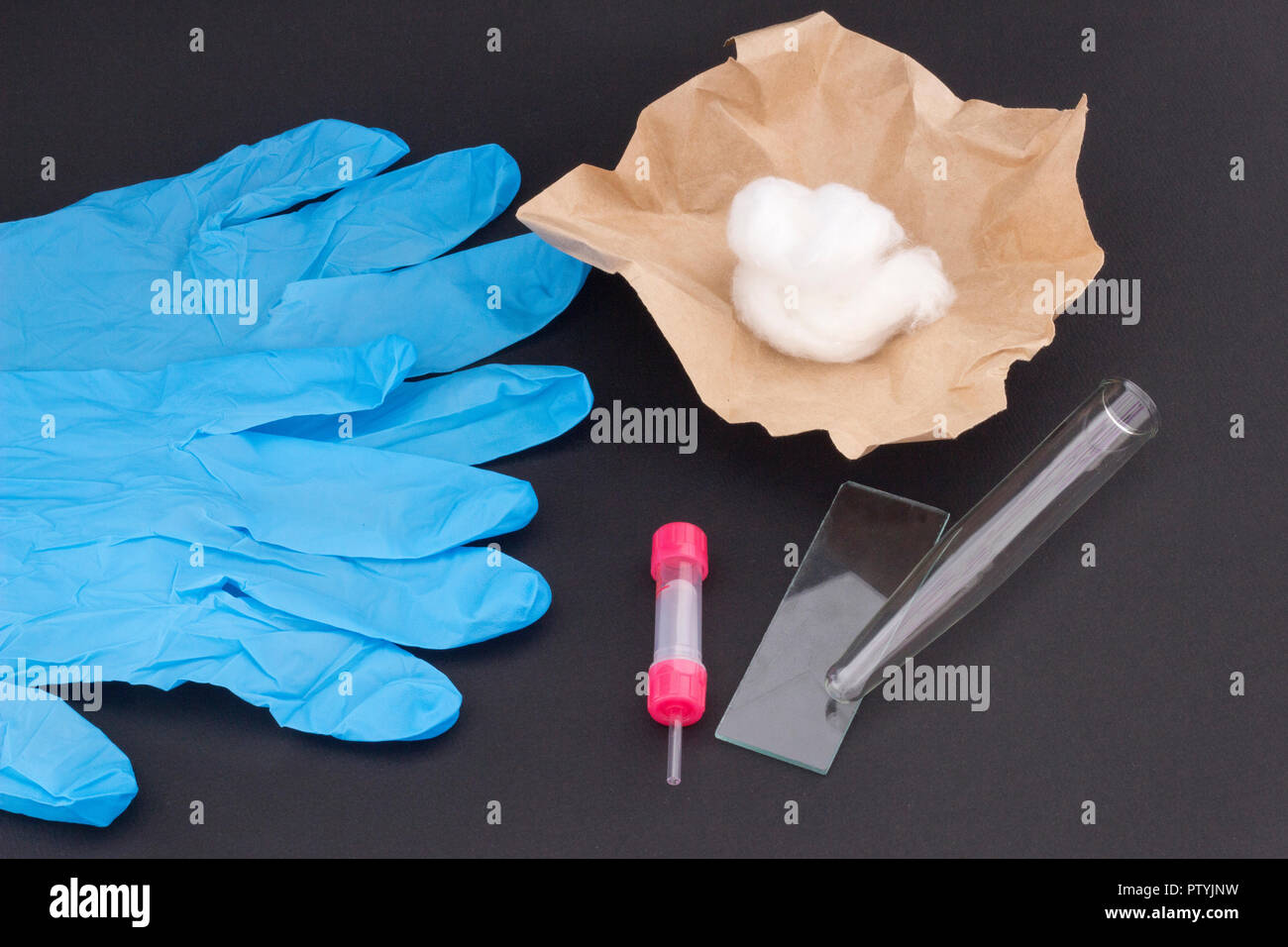 Set di medici per il prelievo di sangue da un dito su di uno sfondo nero Foto Stock