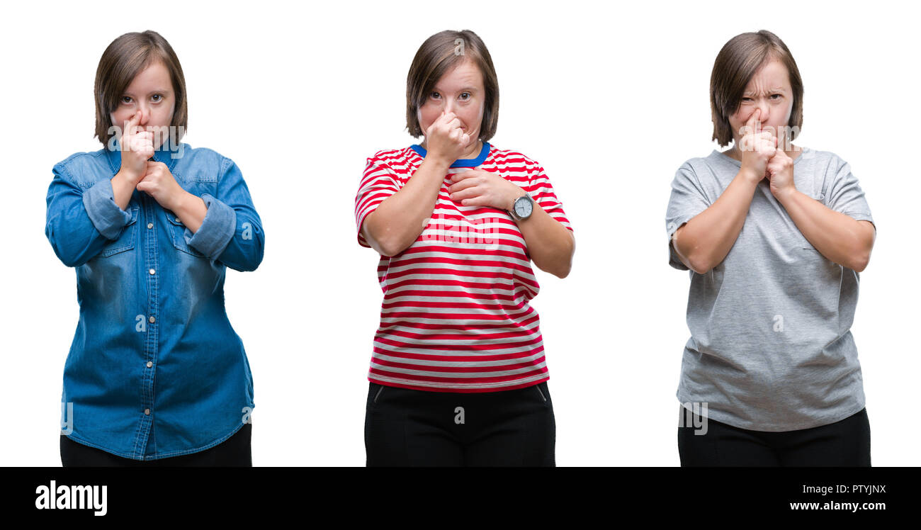 Collage di down sydrome donna sullo sfondo isolato annusare qualcosa di maleodorante e disgustoso, intollerabile odore, trattenendo il respiro con le dita sui nn. Foto Stock