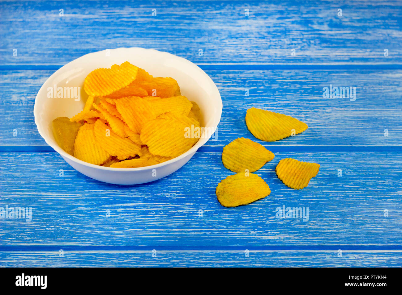 Chips su una blu sullo sfondo di legno Foto Stock