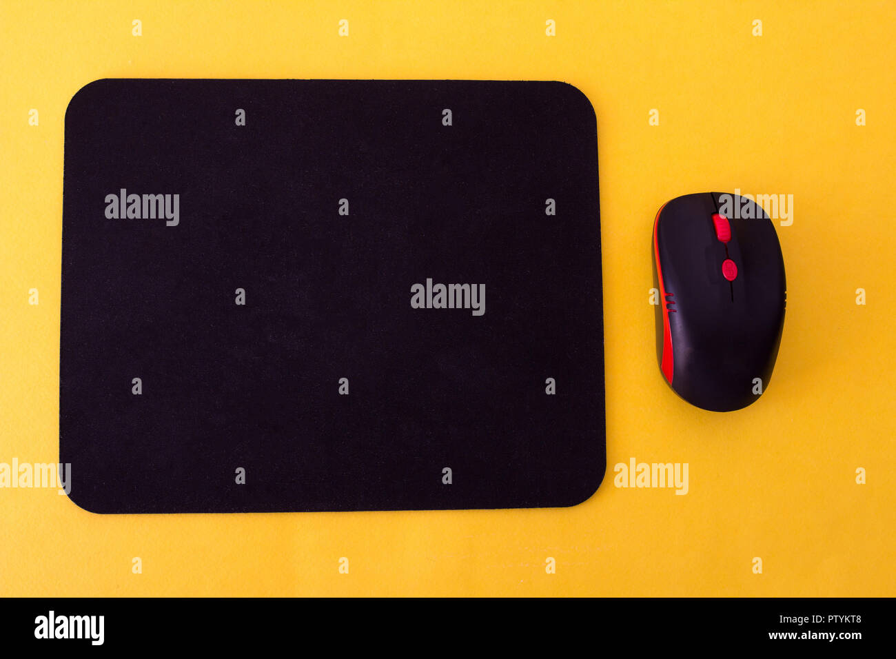 Tappetino per mouse di computer e mouse su sfondo giallo Foto Stock