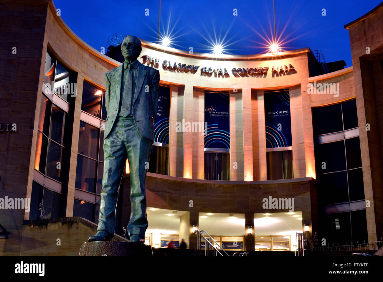 Statua di Donald Dewar a Buchanan Street di fronte al Royal Concert Hall Foto Stock
