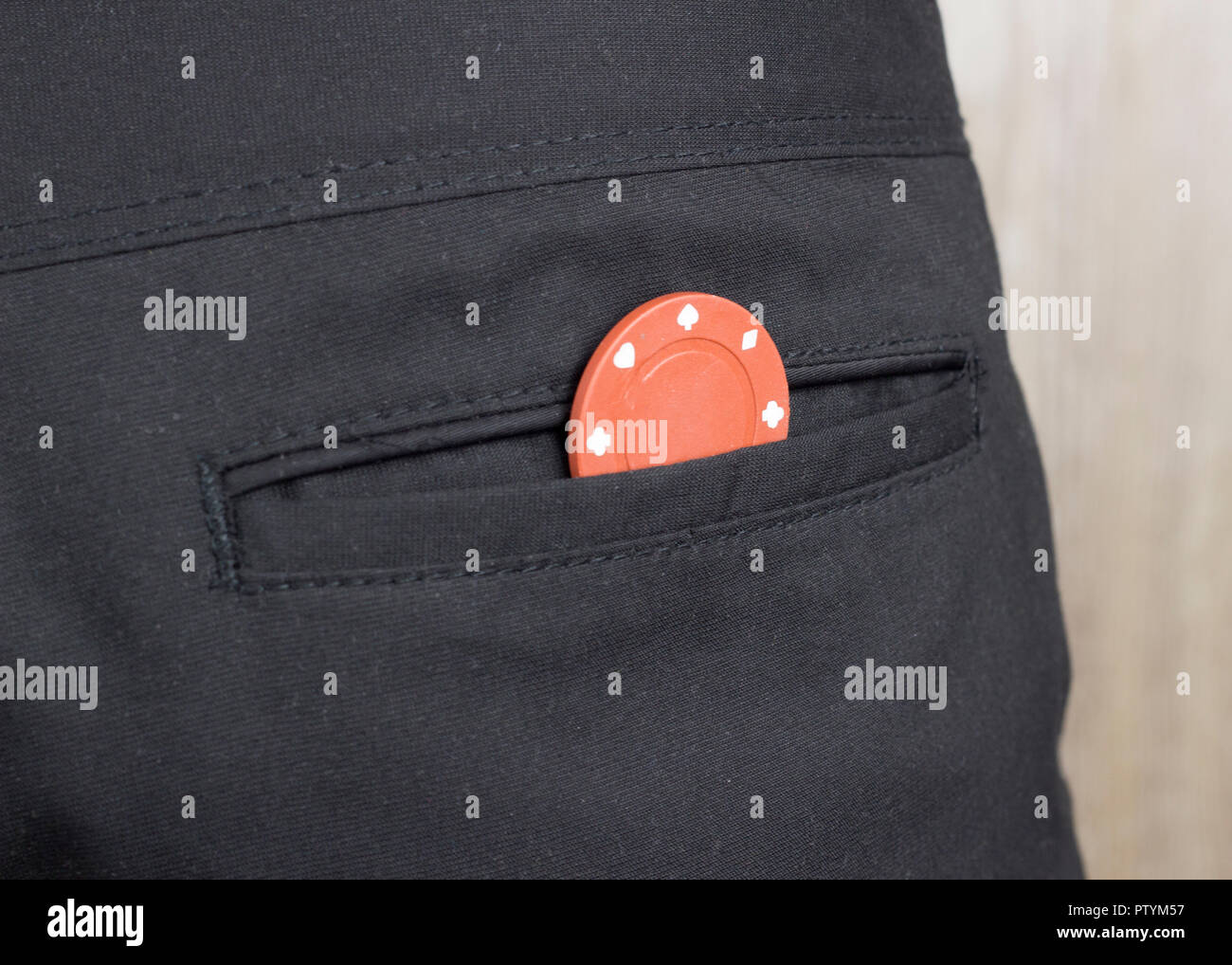 Un chip da casinò nella tasca posteriore dei pantaloni, close-up Foto Stock