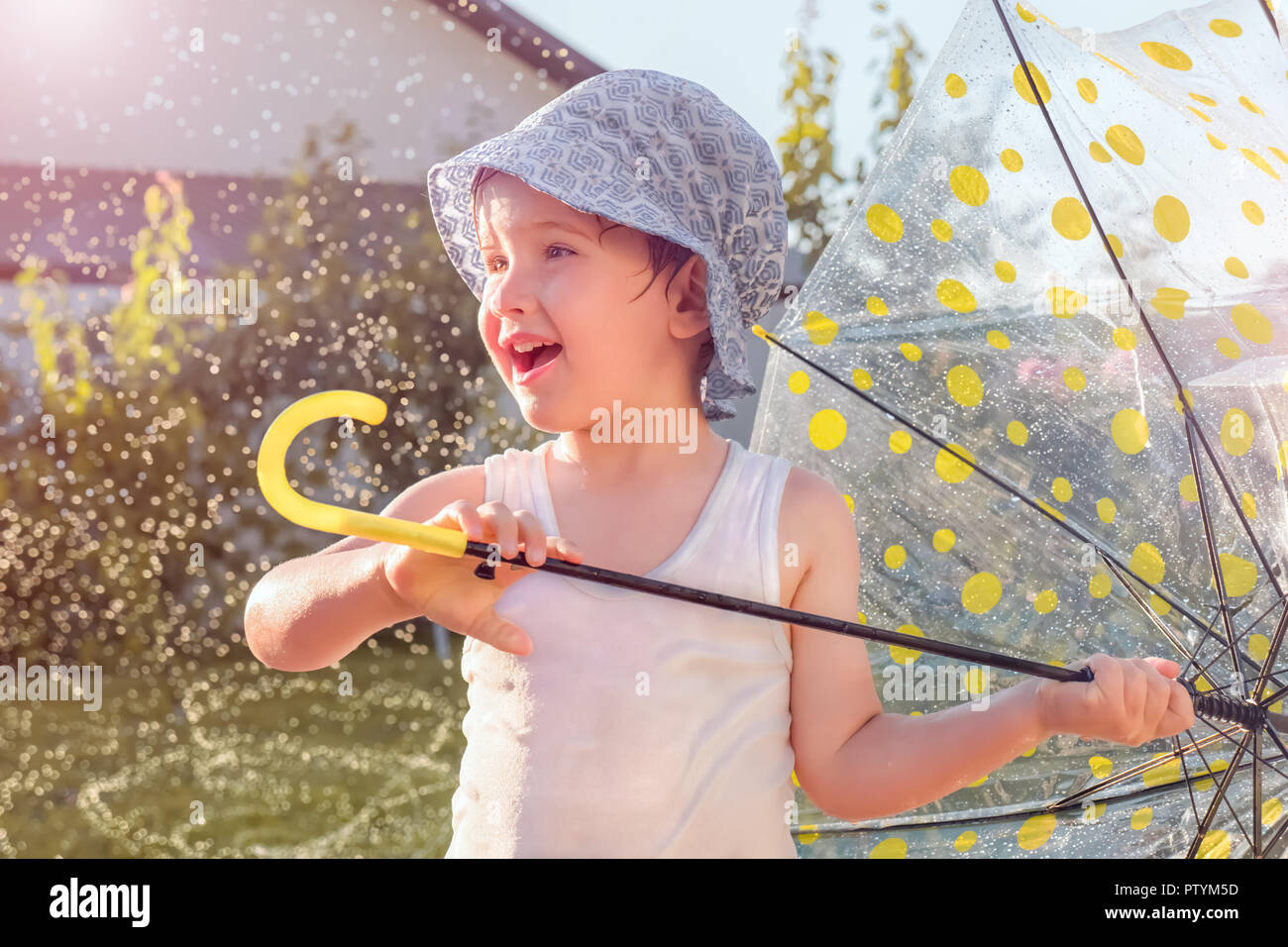 Happy family concept. Attività all'aperto sullo sfondo. Infanzia. Foto Stock