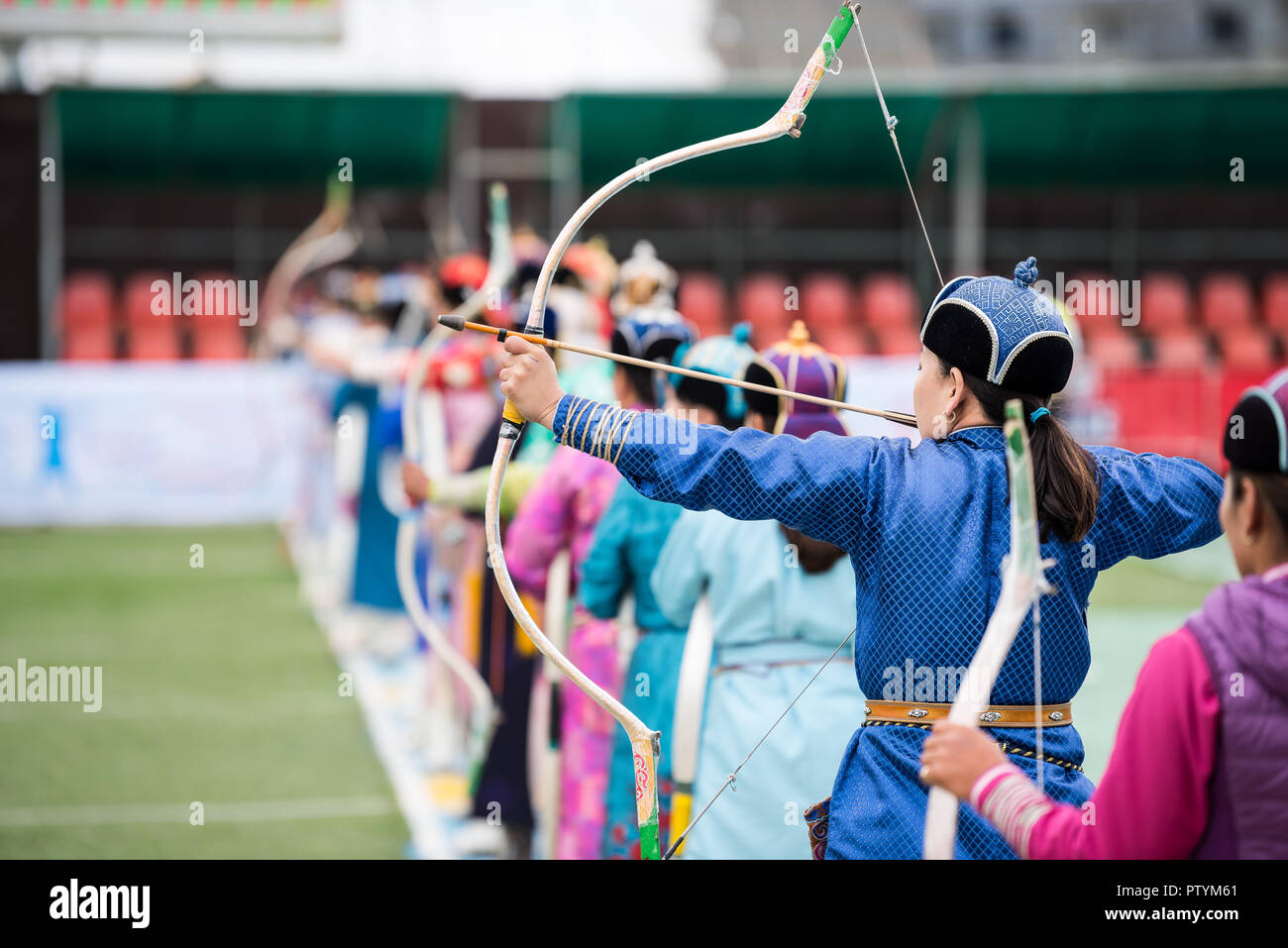 Mongolian girl in traditional costume immagini e fotografie stock ad alta  risoluzione - Alamy