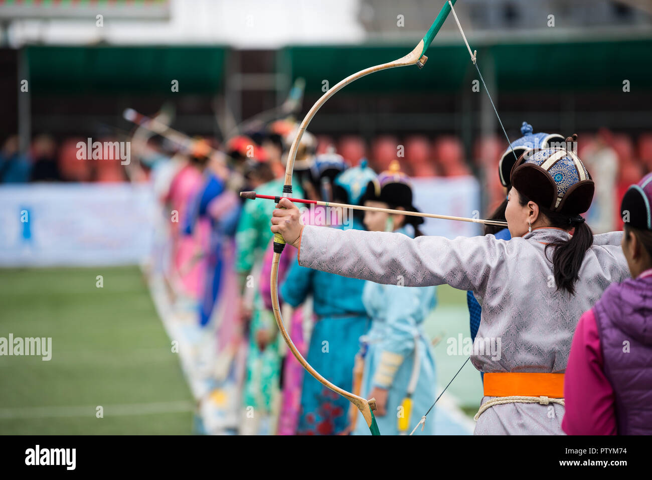 Festival Naadam Mongolia tiro con l'arco, mongola donne nel tradizionale abito mongolo frecce di tiro con arco mongolo e frecce colorate costu tradizionali Foto Stock