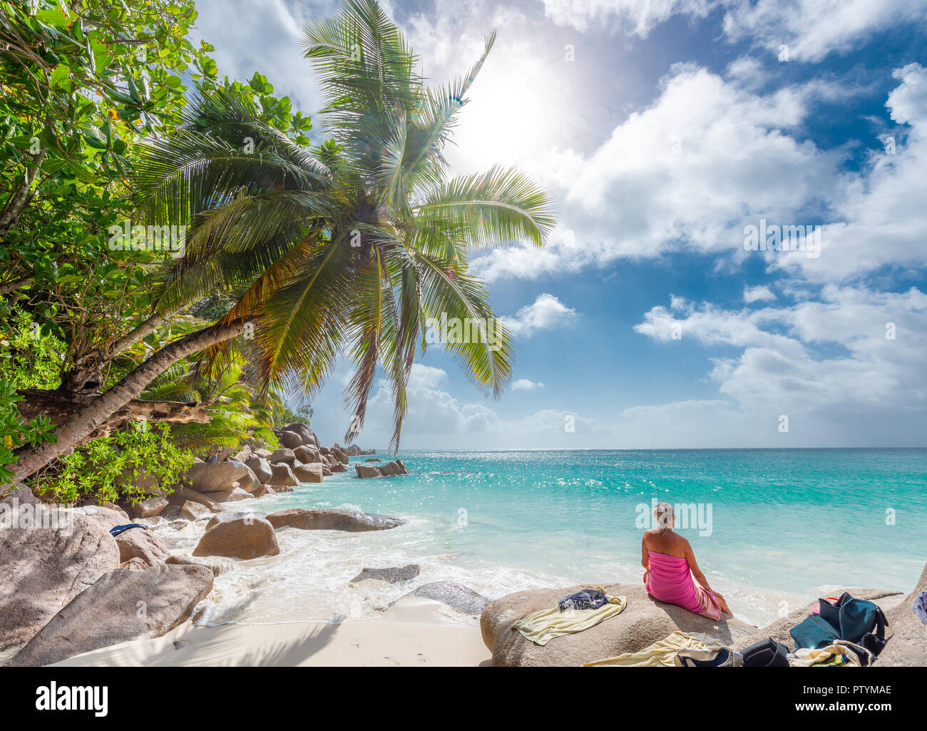 Giovane donna per godersi la spiaggia a Seychelles Praslin beach paradise vacanza. Viaggio alle Seychelles per uno splendido mare e spiagge bianche in Indi Foto Stock