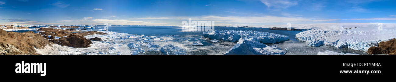 Panorama e aria solo su ghiaccio floes, la natura e il paesaggio antartico. Sunrise, giorno del tramonto. Tiro con quadrocopter. Foto Stock