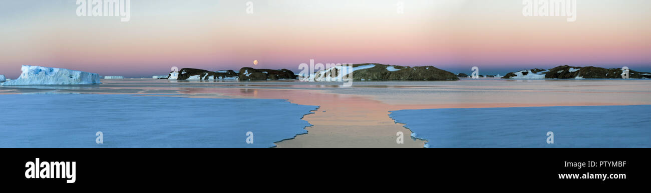 Panorama e aria solo su ghiaccio floes, la natura e il paesaggio antartico. Sunrise, giorno del tramonto. Tiro con quadrocopter. Foto Stock