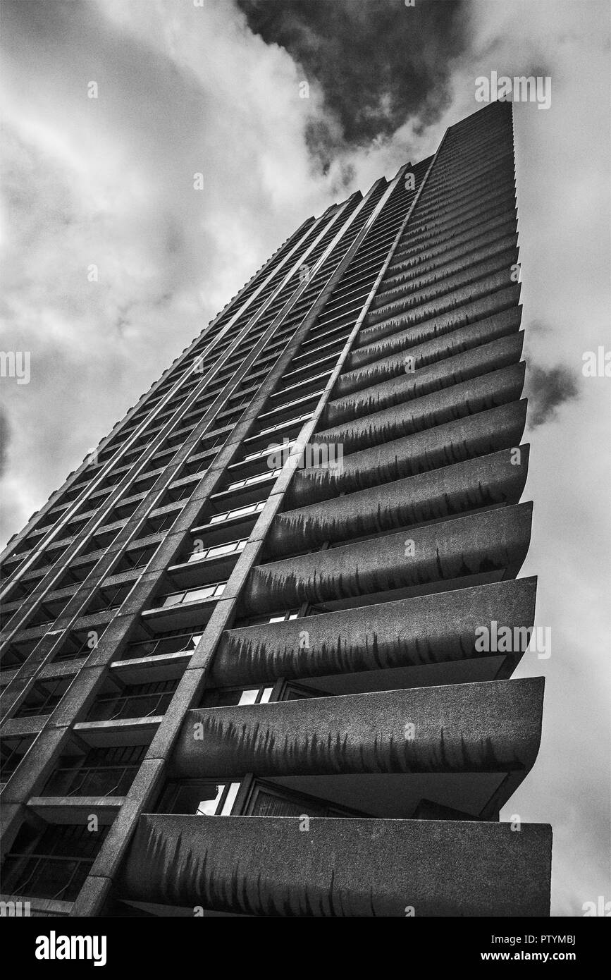 Basso angolo vista della torre di Lauderdale, Barbican, la città di Londra, Regno Unito. Foto Stock