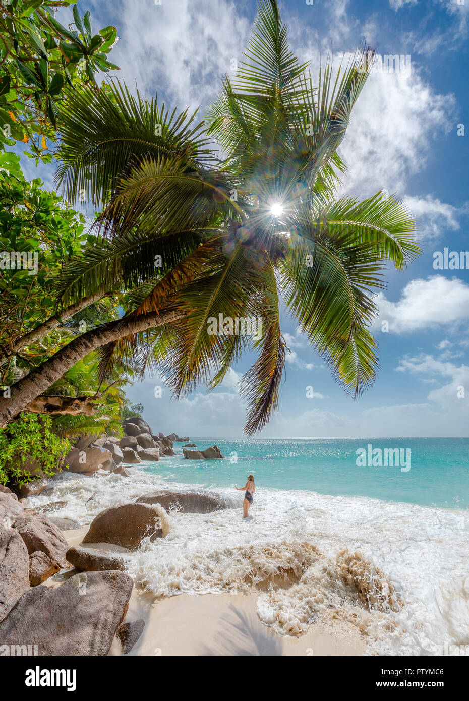 Giovane donna per godersi la spiaggia a Seychelles Praslin beach paradise vacanza. Viaggio alle Seychelles per uno splendido mare e spiagge bianche in Indi Foto Stock