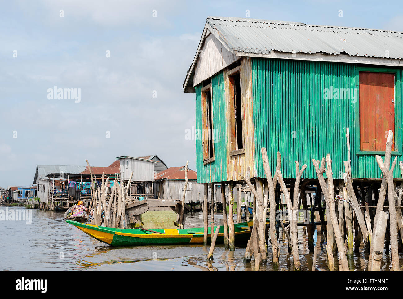 Lake House e barca. Benin lago Nokoué lifestyle abitante africani che vivono su casa in acqua. Trading con sistema di baratto. West-Africa vita in Benin livi Foto Stock