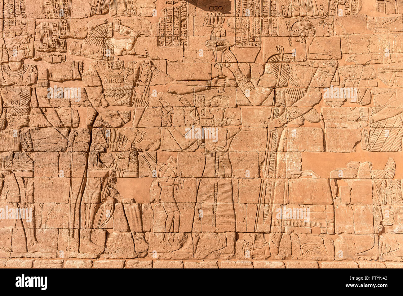 Geroglifici di Nubian divinità egiziane. Iscrizioni egiziano e disegno murale, antica Nubian regno art. Sudan Naga, Meroe, Kerma, Kerima. Sahara des Foto Stock