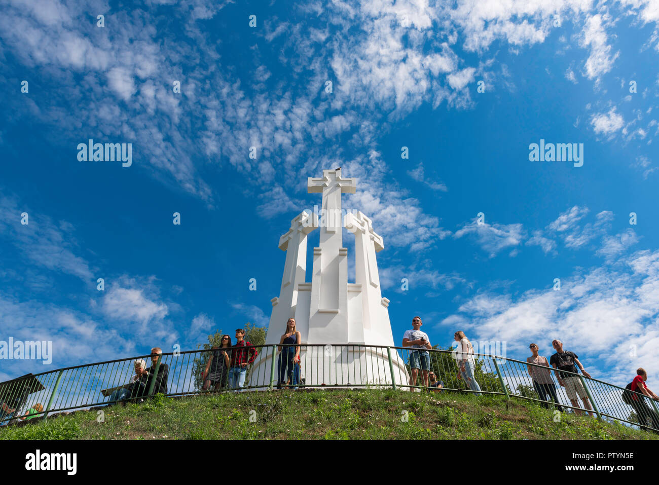 Vilnius tre croci collina, vista dei turisti in piedi sulla terrazza su tre croci collina e guardando verso il basso sulla città di Vilnius sotto, Lituania. Foto Stock