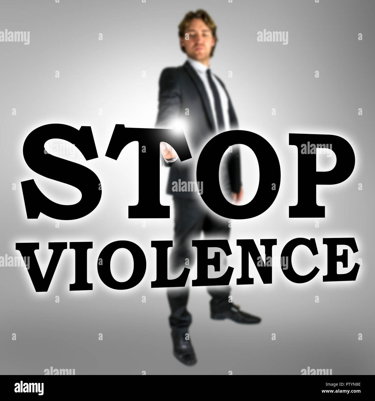 Uomo in piedi dietro un grande segno trasparente o slogan con le parole, fermare la violenza. Foto Stock
