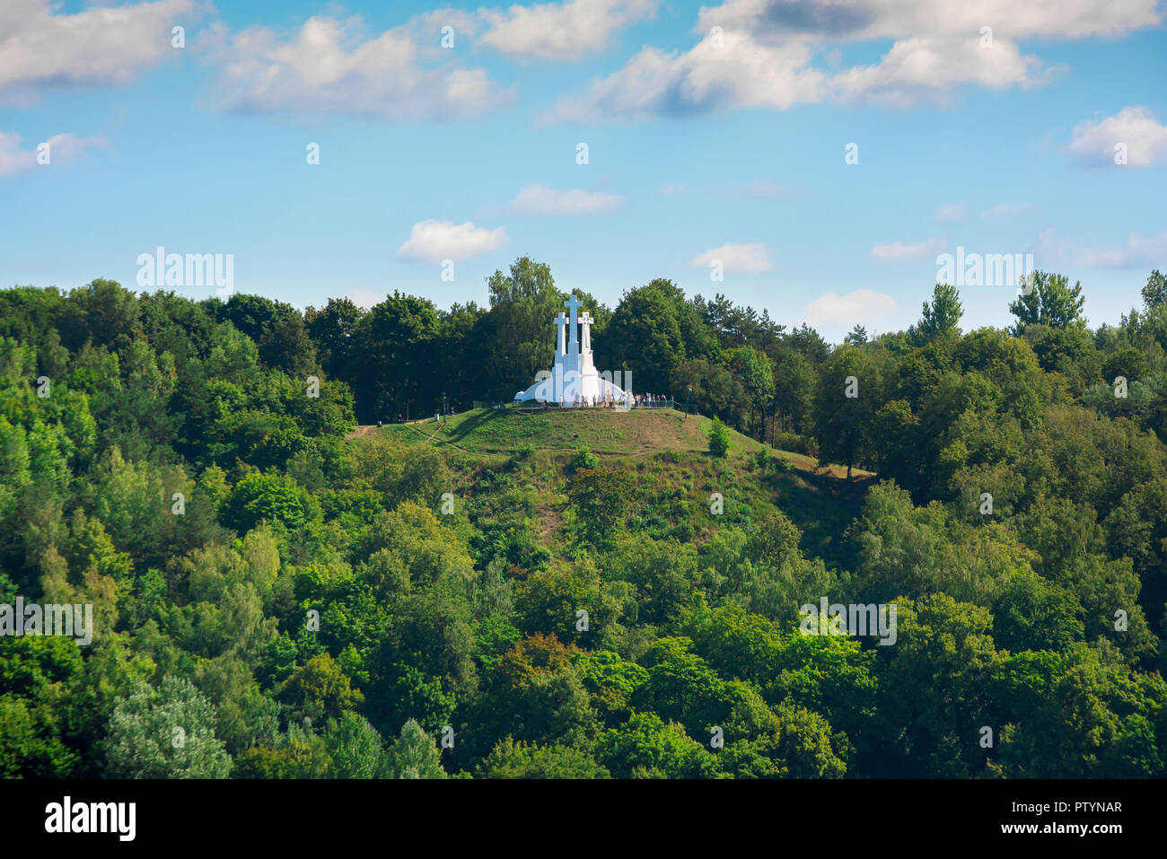 Tre Croci Hill, vista del punto di riferimento di croci bianche ubicato sulla sommità di una collina che domina la città di Vilnius, Lituania. Foto Stock