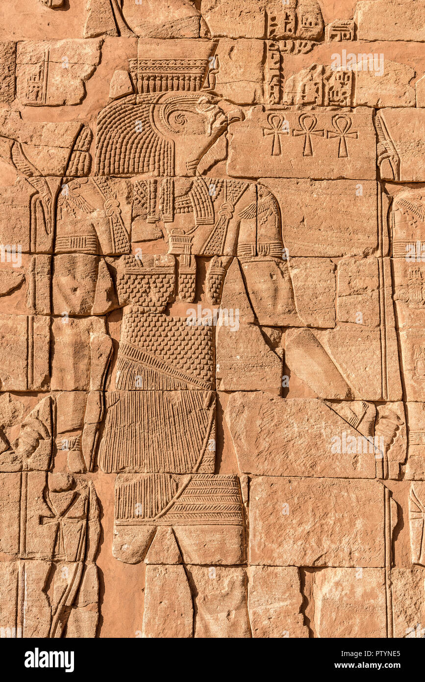 Dio Horus, egiziano iscrizioni murali e disegno, antica Nubian regno art. Sudan Naga, Meroe, Kerma, Kerima. Deserto del Sahara in Sudan vicino al Nilo riv Foto Stock