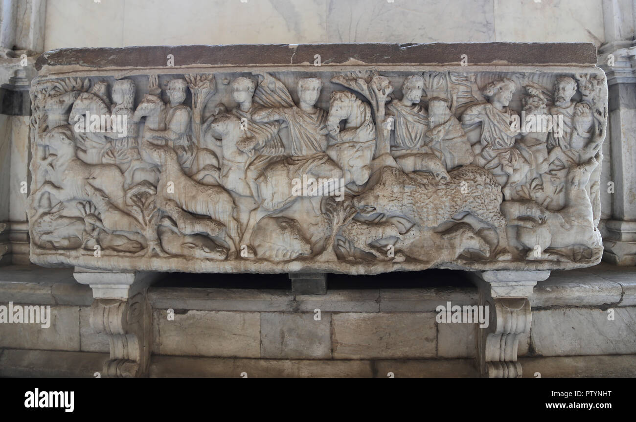 L'Italia. Pisa. Il Camposanto. Sarcofago romano. Scene di hunding. Pannello anteriore. Il marmo. 310-320 CE. Foto Stock