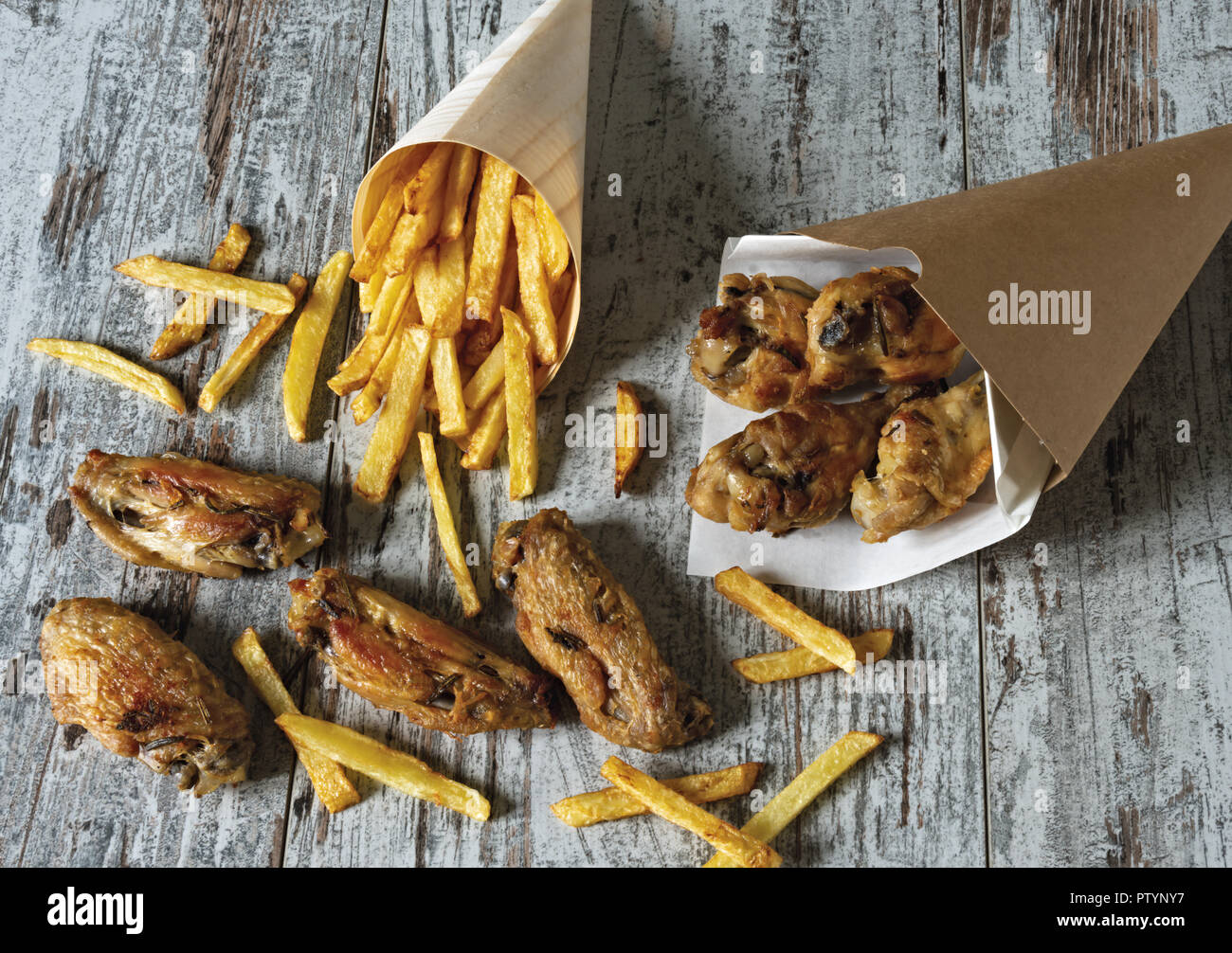 Arrosto di ali di pollo con patate fritte da sopra Foto Stock