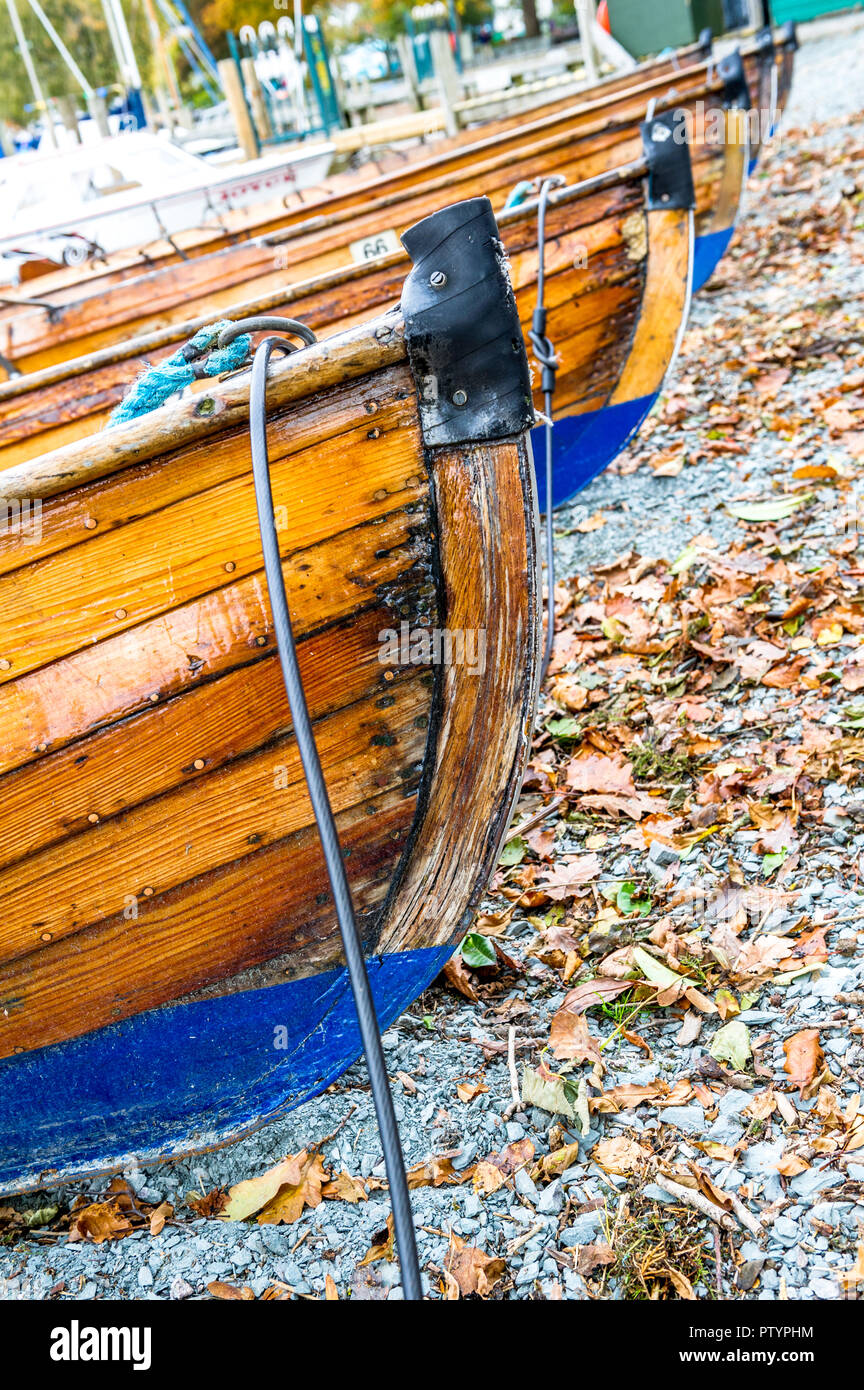 In legno tradizionali barche a remi in riva al lago a Bowness-on-Windermere. Foto Stock