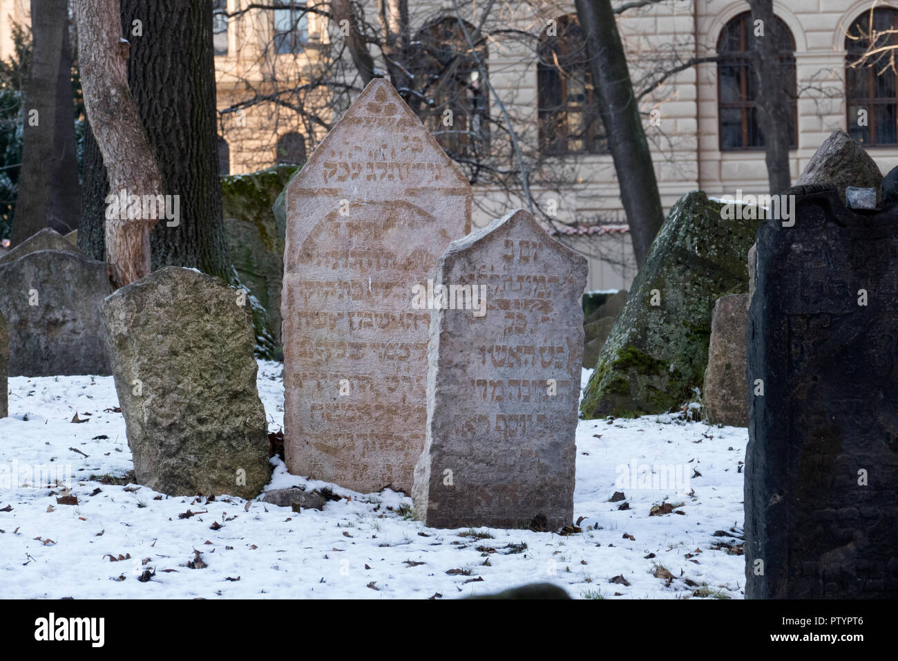 Antico Cimitero Ebraico di Praga Repubblica Ceca. Un importante monumento ebraico e uno dei più grandi cimiteri di questo tipo. Foto Stock