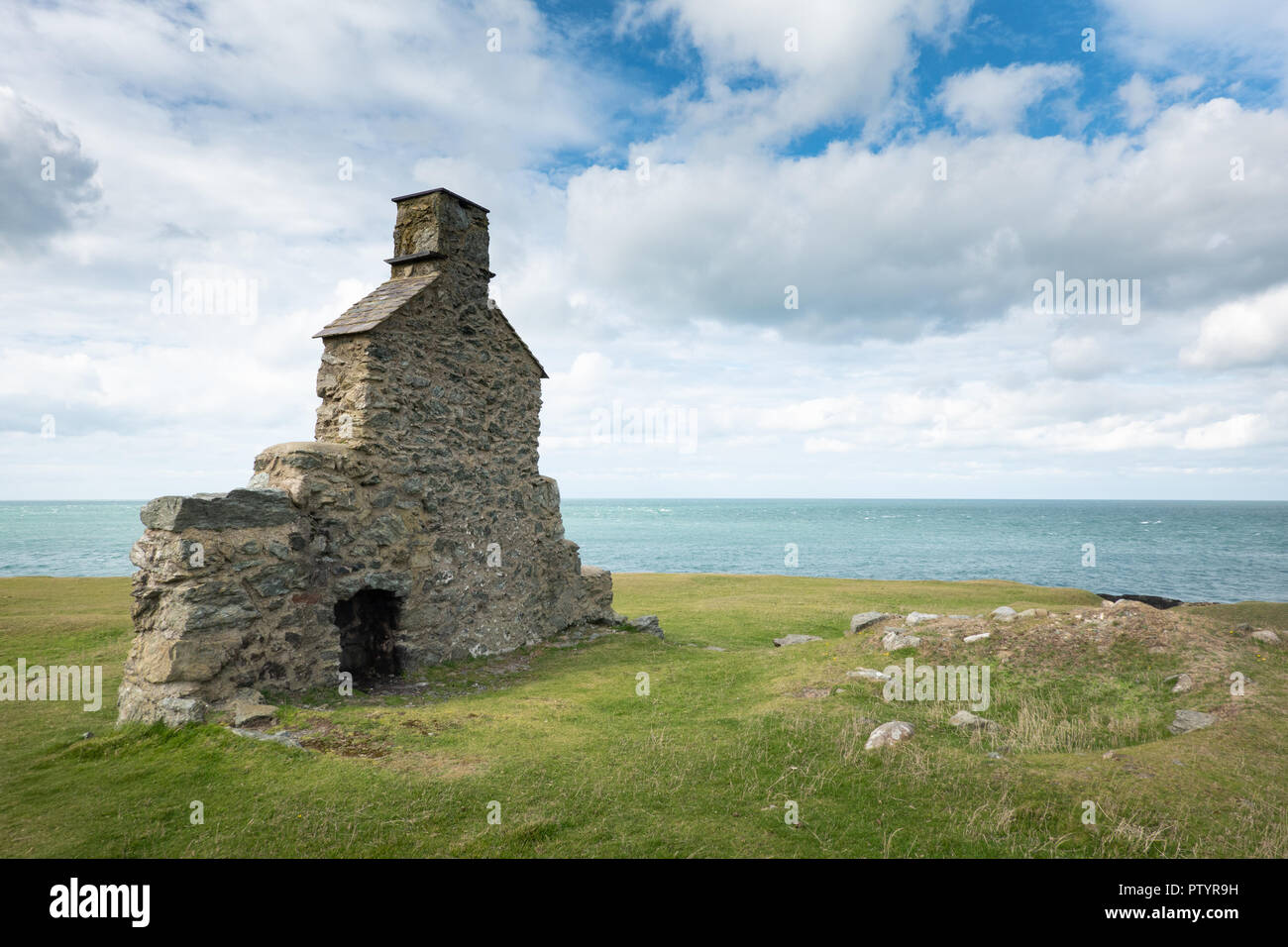 Cliff edge rovina a Porth Ysgaden sulla penisola di Llŷn. Foto Stock